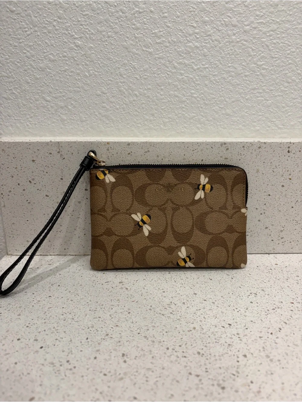 Coach C8674 Women's Wristlet, Small - Beige Signature Canvas With Bee Print EUC